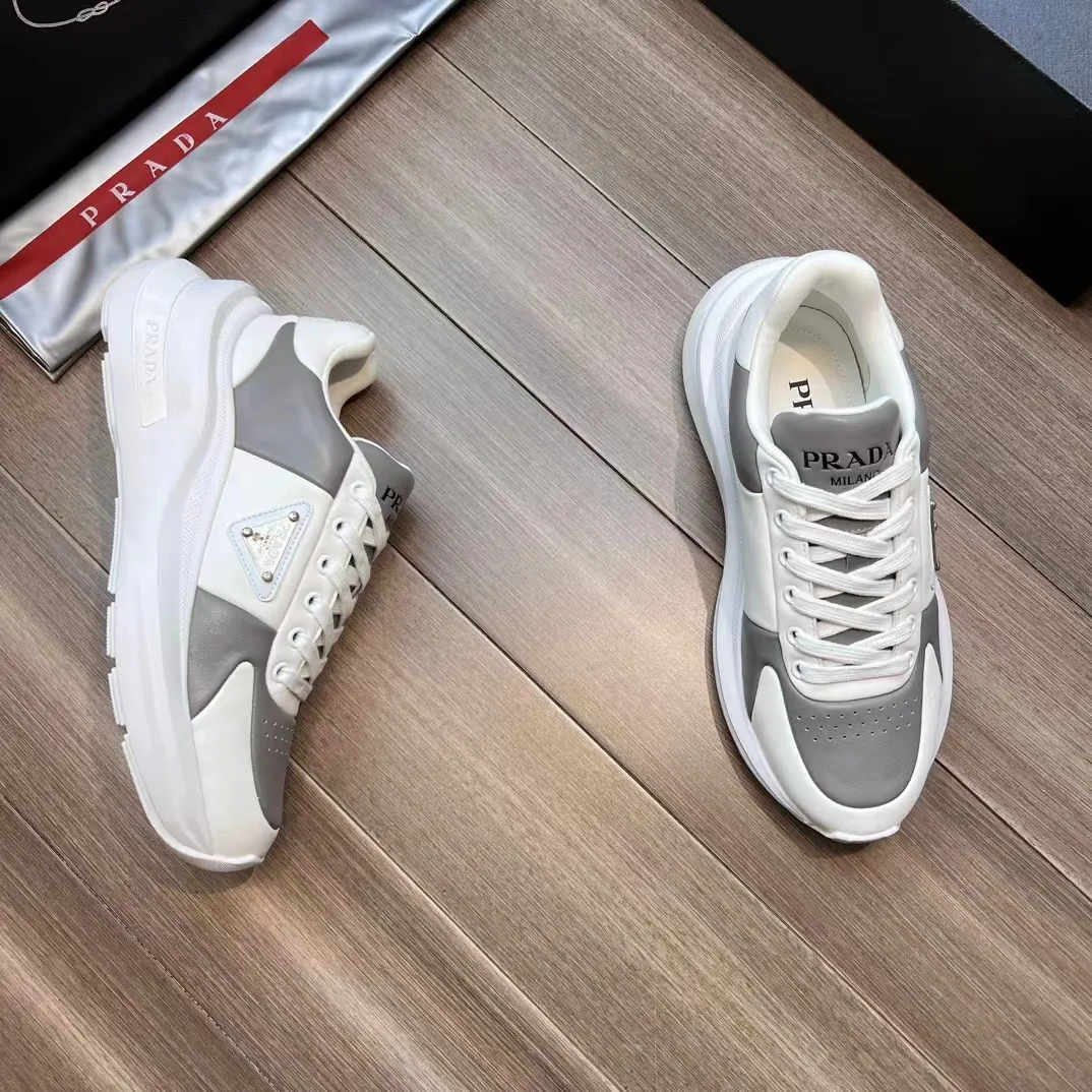 P440 Prad* men's new soft leather casual sneakers. This sneaker is made of Napa cowhide. The leather is soft and fine, with a natural texture, which improves breathability. The outer side is coated with an enamel metal triangle logo to embellish the shoe body. The tongue and heel are decorated with brand letter logo details. Ultra-lightweight 6cm concave and convex rubber thick sole with PRADA letter logo on the side and cowhide lining. It feels comfortable on the foot and is exquisite and versatile!